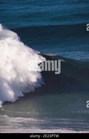 Big Wave Surfing, Nazare 29/10/20. Uno dei giorni più grandi mai surfati come l'uragano Epsilon ha portato uno storico sgozzamento Nord Atlantico. Foto Stock