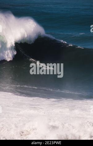 Big Wave Surfing, Nazare 29/10/20. Uno dei giorni più grandi mai surfati come l'uragano Epsilon ha portato uno storico sgozzamento Nord Atlantico. Foto Stock