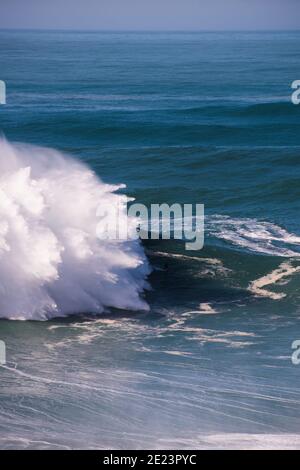 Big Wave Surfing, Nazare 29/10/20. Uno dei giorni più grandi mai surfati come l'uragano Epsilon ha portato uno storico sgozzamento Nord Atlantico. Foto Stock