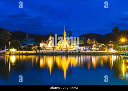 Burmese stile architettonico di Wat Chong Klang e Wat Chong Kham al tramonto. Provincia di Mae Hong Son. Thailandia, soft focus Foto Stock
