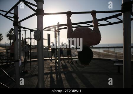 Tel Aviv, Israele. 11 Gennaio 2021. La gente fa l'allenamento di strada durante il terzo blocco nazionale di Israele per combattere COVID-19 a Tel Aviv, Israele, il 11 gennaio 2021. Credit: Muammar Awad/Xinhua/Alamy Live News Foto Stock
