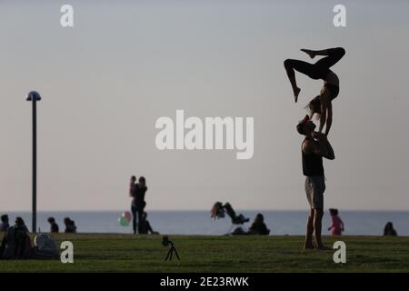 Tel Aviv, Israele. 11 Gennaio 2021. La gente fa l'allenamento di strada durante il terzo blocco nazionale di Israele per combattere COVID-19 a Tel Aviv, Israele, il 11 gennaio 2021. Credit: Muammar Awad/Xinhua/Alamy Live News Foto Stock