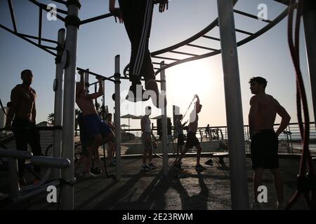Tel Aviv, Israele. 11 Gennaio 2021. La gente fa l'allenamento di strada durante il terzo blocco nazionale di Israele per combattere COVID-19 a Tel Aviv, Israele, il 11 gennaio 2021. Credit: Muammar Awad/Xinhua/Alamy Live News Foto Stock