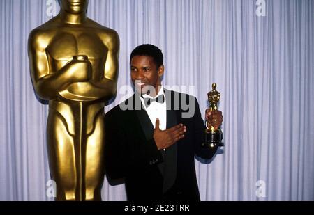 Denzel Washington alla cerimonia di premiazione dell'Accademia del 26 marzo 1990 a Los Angeles, California. Washington ha ricevuto un Oscar come miglior attore in un ruolo di supporto per la sua performance come Trip in 'Glory'. Credito: Ralph Dominguez/MediaPunch Foto Stock