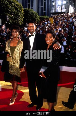 Denzel Washington con la moglie Paulette Washington e Madre Lennis Washington alla cerimonia del 62° Premio Academy 26 marzo 1990 a Los Angeles, California. Washington ha ricevuto un Oscar come miglior attore in un ruolo di supporto per la sua performance come Trip in 'Glory'. Credito: Ralph Dominguez/MediaPunch Foto Stock