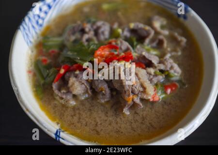 Cucina Thai, zuppa Tom Sab Isaan o zuppa Tailandese piccante e Sour con manzo Foto Stock