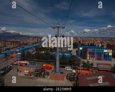 Panorama paesaggio urbano della città di la Paz metropoli città incompiuta Edifici in mattoni teleferico funivia Bolivia Sud America Foto Stock
