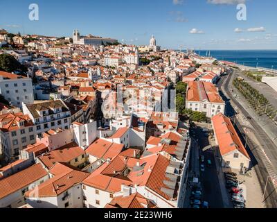 Vista aerea dell'architettura dal tetto rosso del centro di Lisbona, Portogallo Foto Stock