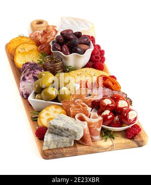 Salato Charcuterie Board coperto di carni Olives Peppers Berries e. Formaggio Foto Stock