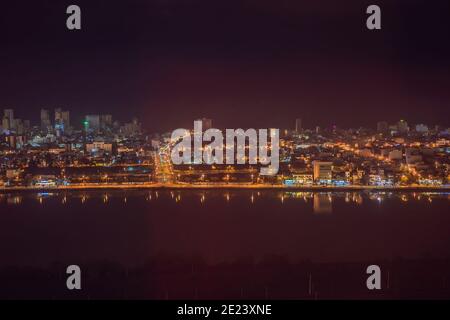 L'architettura scintillante sotto la città illuminata di notte rende la città più vibrante a da Nang, Vietnam Foto Stock