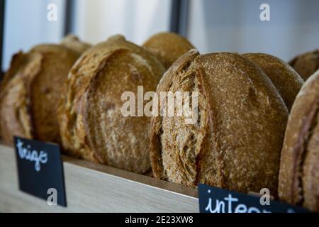 Closeup di pane di grano accatastato sul mercato st Foto Stock