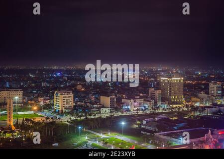 L'architettura scintillante sotto la città illuminata di notte rende la città più vibrante a da Nang, Vietnam Foto Stock