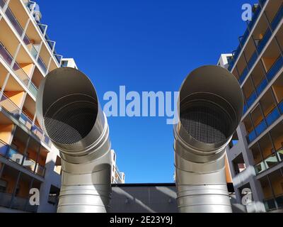 Primo piano di due prese d'aria industriali all'aperto Foto Stock