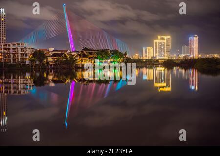 L'architettura scintillante sotto la città illuminata di notte rende la città più vibrante a da Nang, Vietnam Foto Stock