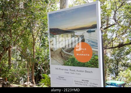 Casa tradizionale sul lungomare di Sydney con vista su Pittwater sulle spiagge settentrionali di Sydney Venduto dall'agente immobiliare McGrath, Australia Foto Stock