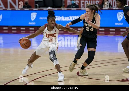 L'attaccante dei Southern California Trojans Jordan Sanders (5) è difeso dalla guardia dei Colorado Buffaloes Aubrey Knight (24) durante una partita di basket NCAA al college, lunedì 11 gennaio 2020, a Los Angeles. USC sconfisse Colorado 56-52. (Jon Endow/immagine dello sport) Foto Stock