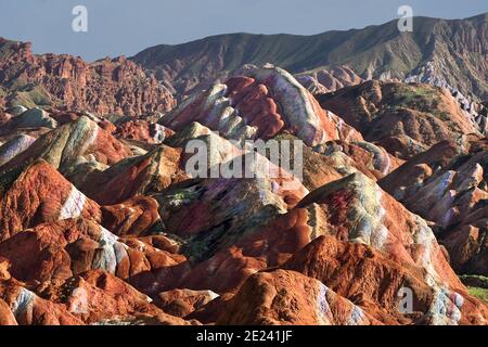 Le montagne arcobaleno della Cina all'interno del Parco Geologico delle Landform di Zhangye Danxia sono una meraviglia geologica del mondo. Foto Stock