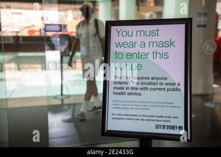 Sydney, Australia. 12 gennaio 2021. Il cartello della città di Sydney all'ingresso della biblioteca della Dogana House impone l'uso di maschere durante la pandemia del coronavirus (Covid-19). Credit: Richard Milnes/Alamy Live News Foto Stock