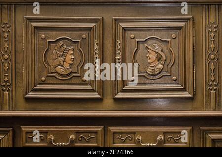 Parte della cucina antica credenza come esempio di bella incisione su legno come sfondo. Foto Stock