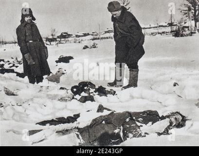 I russi scoprono i corpi dei soldati tedeschi nella neve. Inverno 1941-1942. Battaglia di Mosca Foto Stock