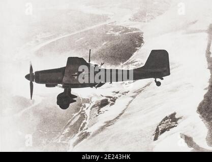 Il tedesco Junkers Ju 87 ('stuka') vola sopra la Grande Barriera del Dniepr. Su i due sogni del grande fiume, duro e violenti combattimenti avvengono. Foto Stock