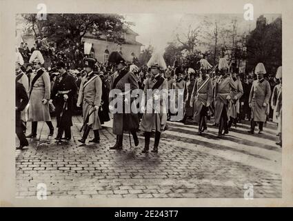 Wilhelm II Imperatore Tedesco (Kaiser) e King of Prussia con i suoi figli a piedi dalla Berliner Schloss al armory sulla Unter den Linden, 1 gennaio 19 Foto Stock