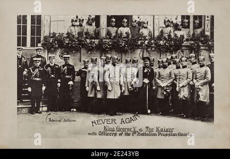 Re Giorgio V (1865 - 1936) e il tedesco Kaiser Wilhelm II stand con gli ufficiali del primo battaglione delle guardie prussiano. Il Re è vestito in t Foto Stock