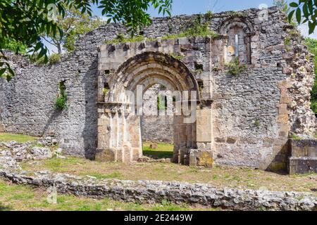 Rovine della chiesa romanica di San Pedro de Plecin, Alles, Asturias, Spagna. Risale alla fine del 12 ° secolo. Foto Stock