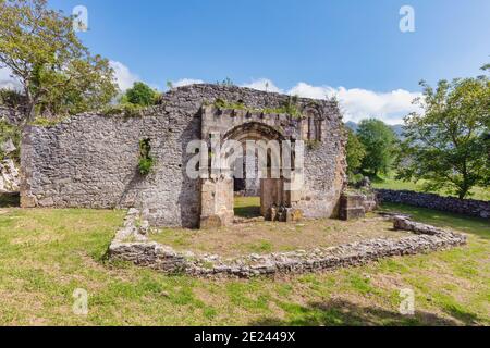 Rovine della chiesa romanica di San Pedro de Plecin, Alles, Asturias, Spagna. Risale alla fine del 12 ° secolo. Foto Stock