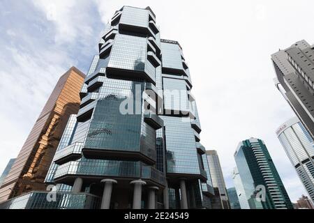 Hong Kong - 15 luglio 2017: Skyline con le torri del Lippo Center e i grattacieli di Bank Negara Indonesia Foto Stock