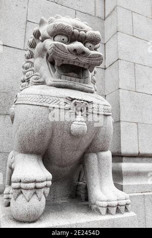 Tradizionale statua di leone cinese bianco all'ingresso del buddista tempio nella città di Hong Kong Foto Stock