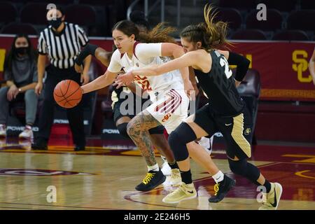 Kyra White (22 anni) è difesa dalla guardia dei Colorado Buffaloes Aubrey Knight (24 anni) nel primo tempo durante una partita di basket femminile NCAA al college, lunedì 11 gennaio 2021, a Los Angeles. USC sconfisse Colorado 56-52. Foto Stock