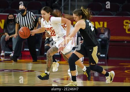 Kyra White (22 anni) è difesa dalla guardia dei Colorado Buffaloes Aubrey Knight (24 anni) nel primo tempo durante una partita di basket femminile NCAA al college, lunedì 11 gennaio 2021, a Los Angeles. USC sconfisse Colorado 56-52. Foto Stock