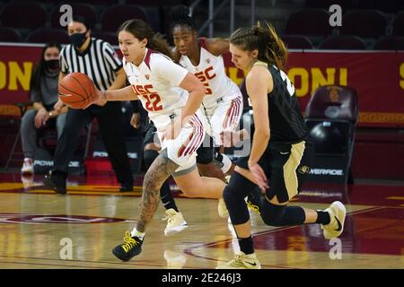 Kyra White (22 anni) è difesa dalla guardia dei Colorado Buffaloes Aubrey Knight (24 anni) nel primo tempo durante una partita di basket femminile NCAA al college, lunedì 11 gennaio 2021, a Los Angeles. USC sconfisse Colorado 56-52. Foto Stock