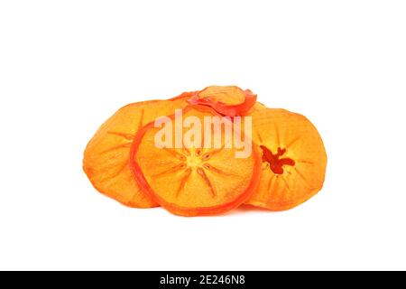 un gruppo di chip di persimmon isolati su uno sfondo bianco primo piano Foto Stock