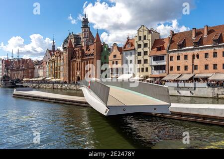 Gdansk, Polonia - 6 settembre 2020: Il ponte rotante di San Spirito all'isola Granaria sul fiume Motława Foto Stock