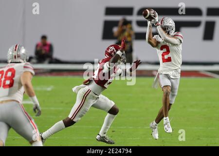 11 gennaio 2021: Ohio state Buckeyes ampio ricevitore CHRIS OLAVE (2) completa una presa contro Alabama Crimson Tide difensiva indietro DEMARCCO HELLAMS (29) durante il campionato nazionale di Playoff di calcio del College all'Hard Rock Stadium a Miami Gardens, Florida. Credit: Cory Knowlton/ZUMA Wire/Alamy Live News Foto Stock