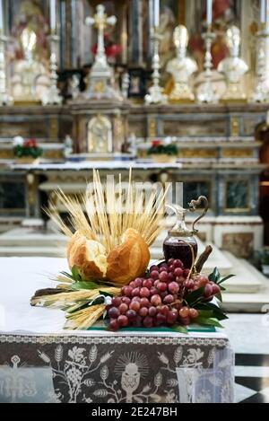 Simboli eucaristici con pane e vinacce di grano e uva vite. Prima comunione cristiana Foto Stock