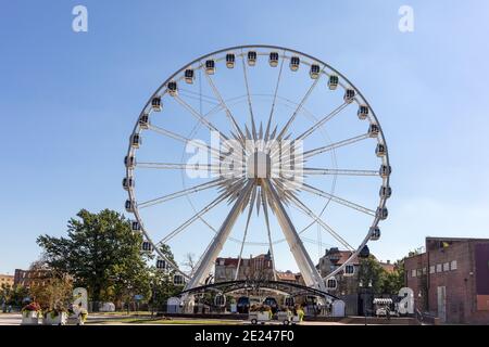 Gdansk, Polonia - 9 settembre 2020: Ruota panoramica sull'isola di Granary a Gdansk, Polonia Foto Stock