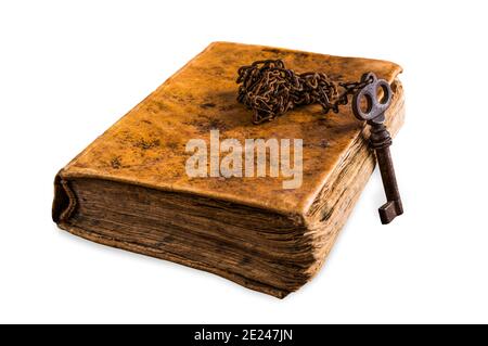 Vecchia chiave con la catena su un Libro isolato su bianco Foto Stock