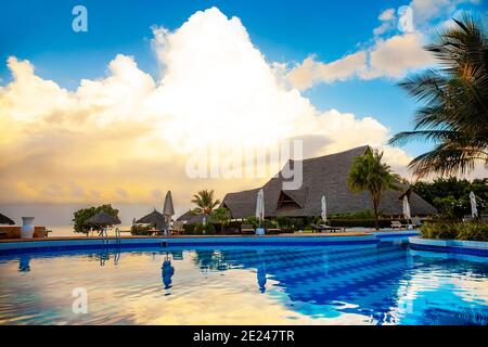 Paesaggio esotico tropicale del mattino con incredibili nuvole Foto Stock