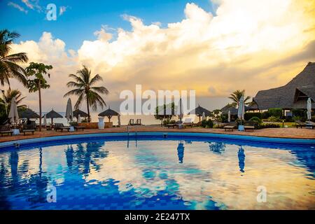 Paesaggio esotico tropicale del mattino con incredibili nuvole Foto Stock