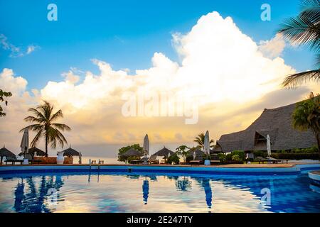 Paesaggio esotico tropicale del mattino con incredibili nuvole Foto Stock