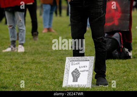 AMSTERDAM, PAESI BASSI - GENNAIO 10: Un protetore è visto durante una protesta antifascista nel Westerpark il 10 gennaio 2021 ad Amsterdam, in Olanda Foto Stock