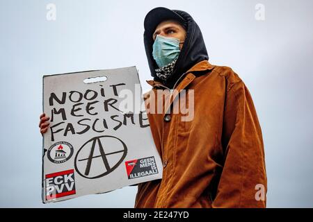 AMSTERDAM, PAESI BASSI - GENNAIO 10: Un protestante è visto durante una protesta antifascista nel Westerpark il 10 gennaio 2021 ad Amsterdam, Paesi Bassi Foto Stock