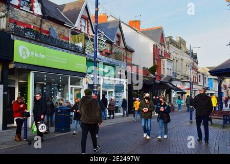 Una vista sulla strada dei tradizionali vecchi negozi lungo John Street nel centro della città. Foto Stock