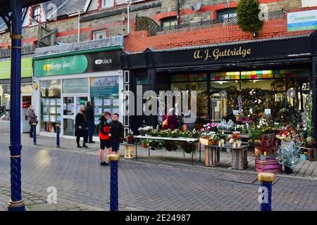 Una vista sulla strada dei tradizionali vecchi negozi lungo John Street nel centro della città. Foto Stock