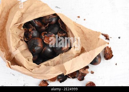 Castagne grezze per Natale. Castagno dolce fresco in sacchetto di carta Foto Stock