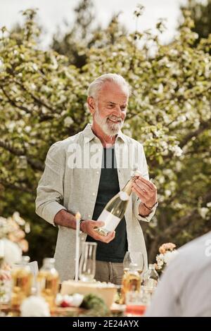 Uomo con bottiglia di vino Foto Stock