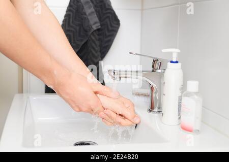Persona lavaggio delle mani Foto Stock